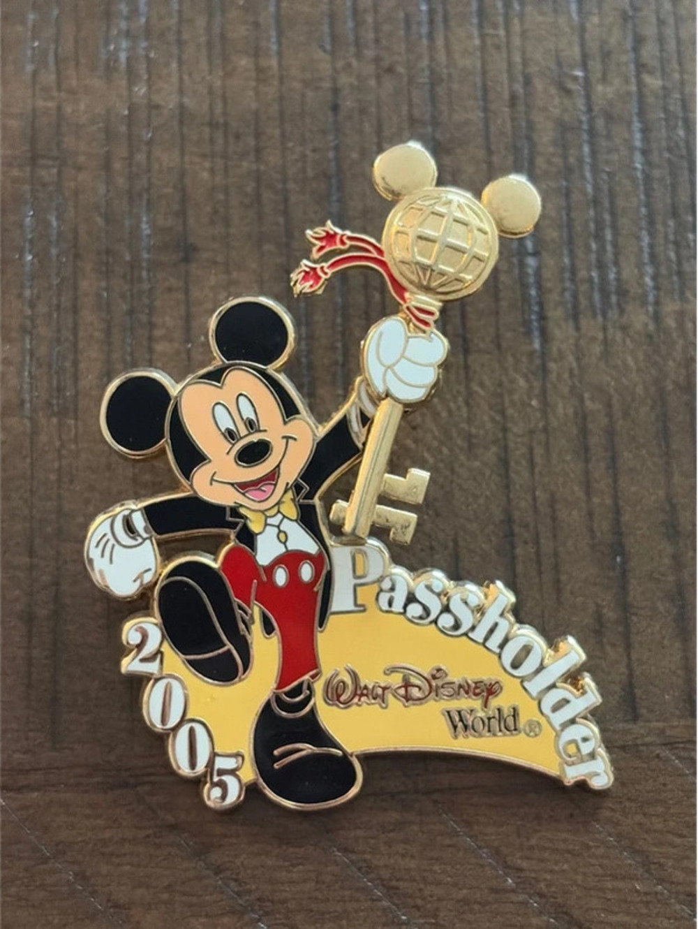 Disney WDW 2005 Annual Passholder Mickey Mouse Spinning Key Vintage Pin